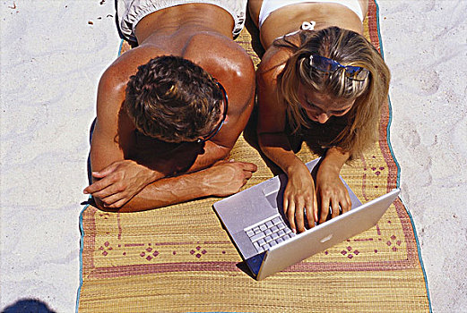 俯拍,年轻,情侣,工作,笔记本电脑,海滩