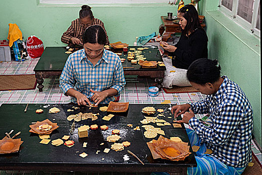 女人,切,金箔,制作,曼德勒,分开,缅甸,亚洲