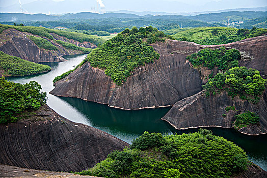 湖南郴州高椅岭丹霞地貌中的湖滨