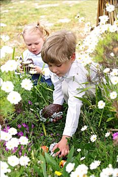 两个孩子,复活节彩蛋,花园