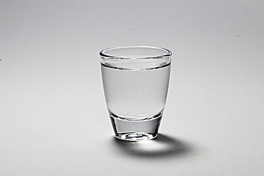棚拍玻璃白酒杯,饮酒,透明液体