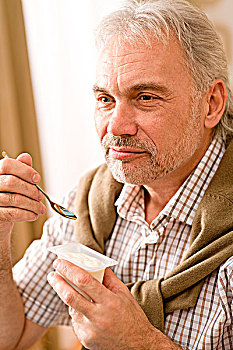 老人,成熟,男人,吃,酸奶,餐食,拿着,茶匙