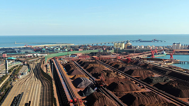 山东省日照市,航拍蓝天下的铁矿石堆场,繁忙有序蔚为壮观
