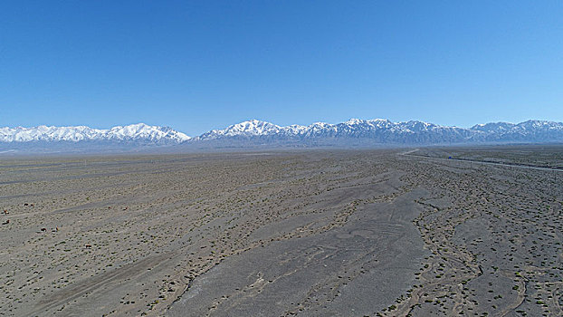 天山雪峰,戈壁瀚海壮景