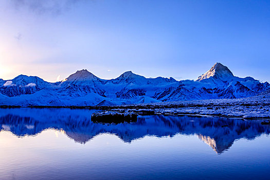 三嗯措早晨拍摄的贡嘎雪山与倒影