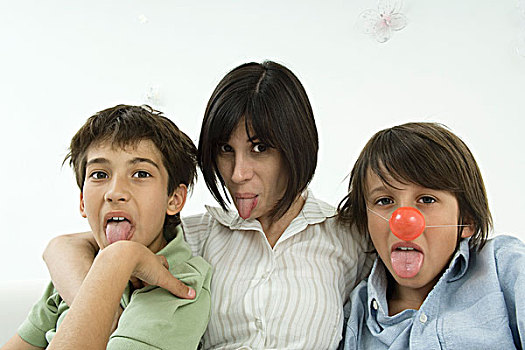母亲,两个,儿子,伸舌头,一个,男孩,穿,鼻子