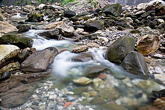 小溪流水