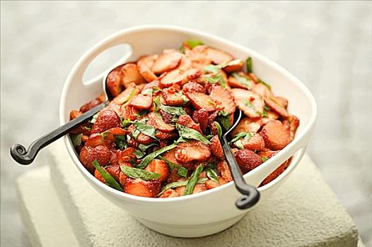 草莓沙拉,香醋,辣椒,薄荷