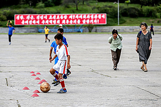 朝鲜,举国之力办体育体制下街头踢足球的少年