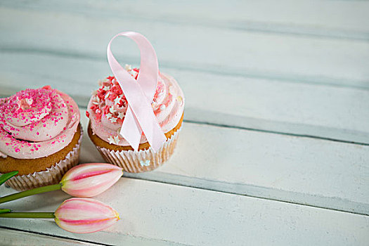 俯拍,乳腺癌,意识,粉色,带,杯形蛋糕,郁金香,上方,白色,木桌子