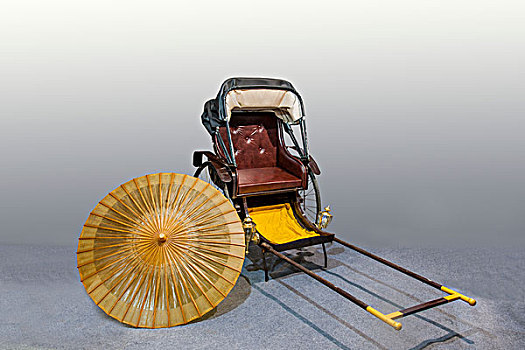重庆汽车展展示的人力黄包车与小黄伞形
