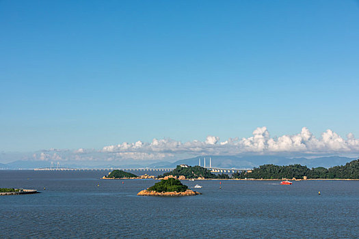 横跨珠江口海域伶仃洋上的港珠澳大桥