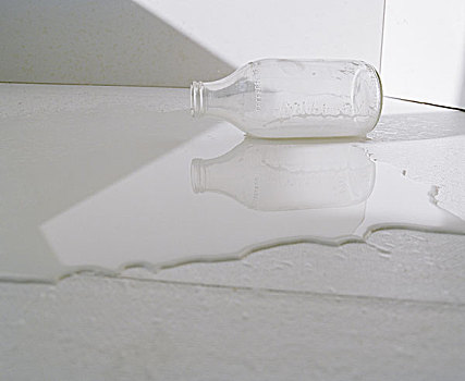 牛奶,瓶子,溢出,表面,斜,影子,白色,背景