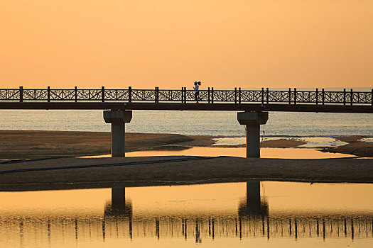 山东省日照市,壮观的海上日出,将海水染成金黄色