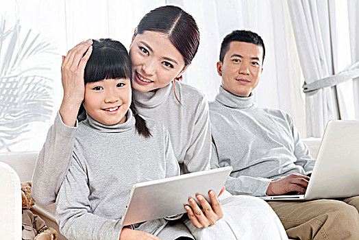 正在上網(wǎng)的一家三口