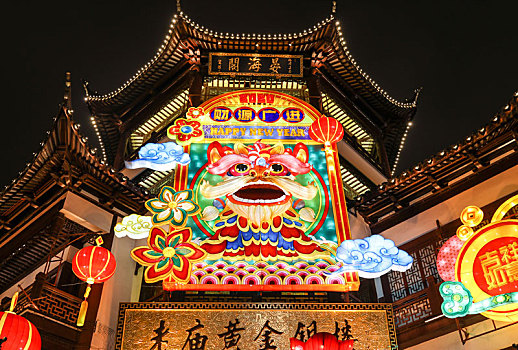 上海豫园古典建筑上的大型春节户外民俗装饰