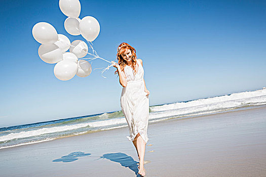 全身,正面,女人,海滩,穿,白色长裙,拿着,气球