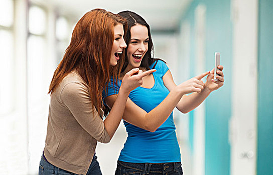 科技,友谊,人,概念,两个,微笑,青少年,指向,智能手机
