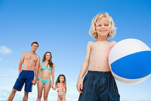 男孩,水皮球,家庭,后面,海滩