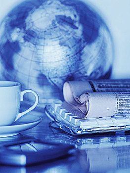 咖啡杯,电脑键盘,报纸,地球