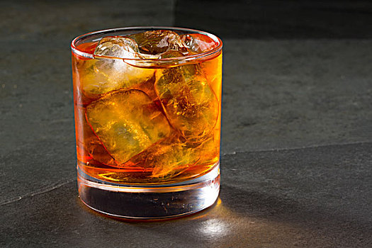 威士忌,威士忌酒,岩石上,玻璃杯,上方,灰色,黑色背景