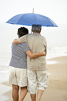海滩,老年,夫妻,赤足,走,相爱,搂抱,伞,雨天,背面视角,湖,养老金,退休,人,两个,老,老人,情侣,一对,退休老人,休闲服,健身,一起,海滩漫步