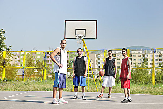 篮球手,团队,群体,姿势,球场,城市,早晨