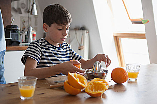 男孩,制作,橙汁,桌子,房子
