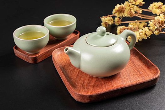 汝瓷茶壶汝瓷茶杯摆放在木制茶盘中