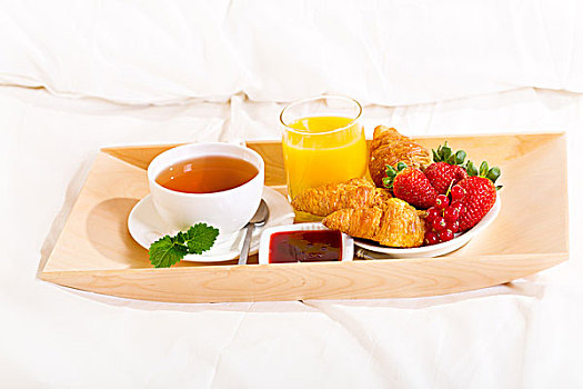 床上早餐,茶,牛角面包,果汁