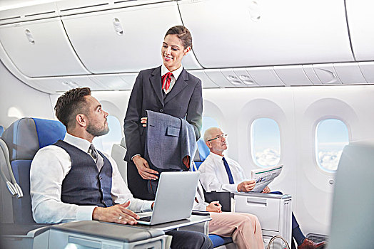 空乘人员,交谈,商务人士,工作,笔记本电脑,飞机