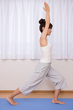 练瑜伽的年轻女性
