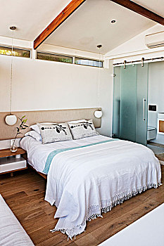 双人床,白色,床单,墙壁,细条,狭窄,窗户,浴室,一个,玻璃滑动门,现代,卧室