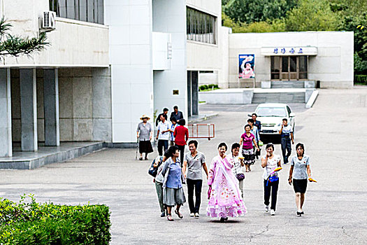 朝鲜,穿民族服装的女导游