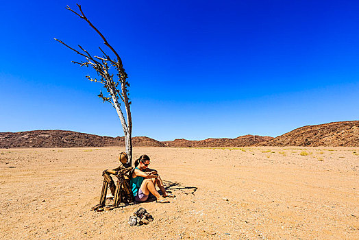 美女,坐,干燥,树,靠近,孤单,男人,山谷,区域,纳米比亚,非洲