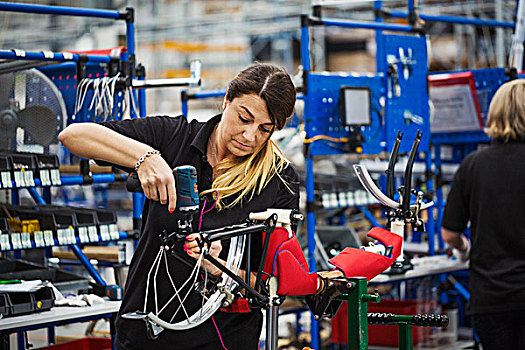 女性,熟练,工人,装配,自行车,工厂,工作,轮子