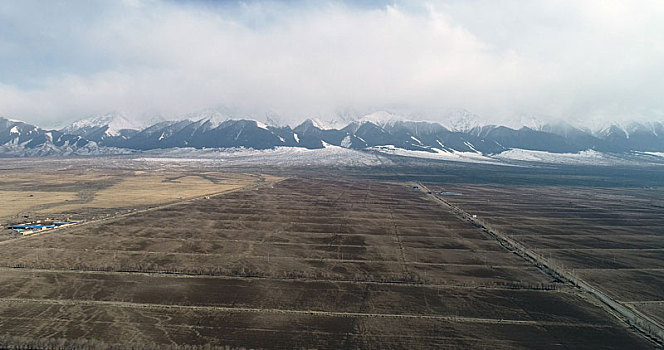 新疆巴里坤,谷雨雪后天山美