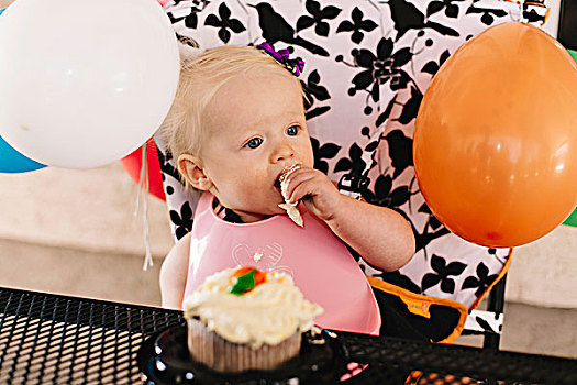 女婴,坐,高脚椅,吃,生日蛋糕