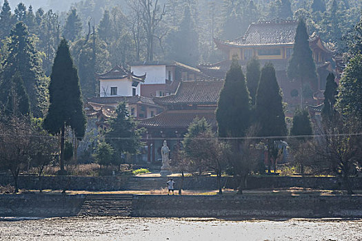 树,蓝天,田野,山,庄严,肃静,池塘,倒影,枯枝,寺庙,太阳,阳光,水,岸,淤泥,泥潭