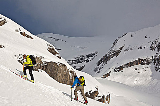 两个,边远地区,滑雪者,去皮,向上,陡坡,住宿,不列颠哥伦比亚省,加拿大