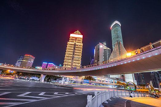 上海金融区摩天大楼街道夜景