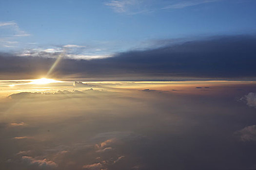 航班上看到的绝美云海云雾日出