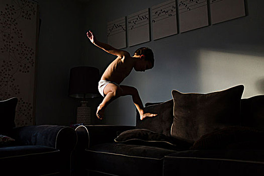 男孩,棕发,穿,白色,内裤,跳跃,室内,褐色,沙发