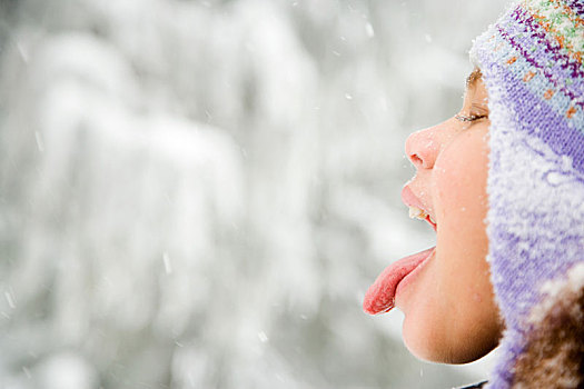女孩,雪中,伸舌头