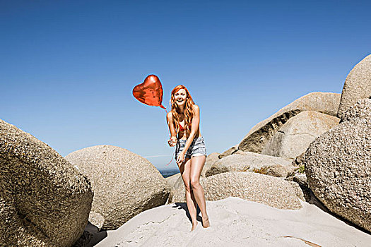 美女,海滩,拿着,心形,气球