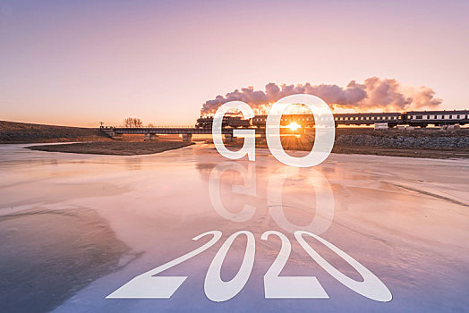 2020新年开始日出冰河上的铁路桥和蒸汽机车背景