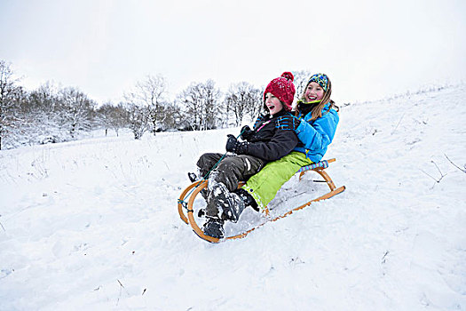 特写,两个女孩,玩雪,雪撬,冬天,巴伐利亚,德国