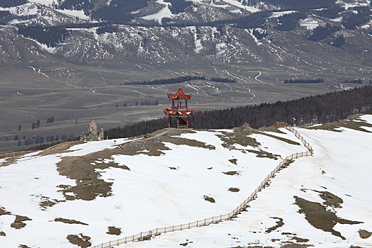 新疆哈密五月飞雪,扮靓巍巍天山