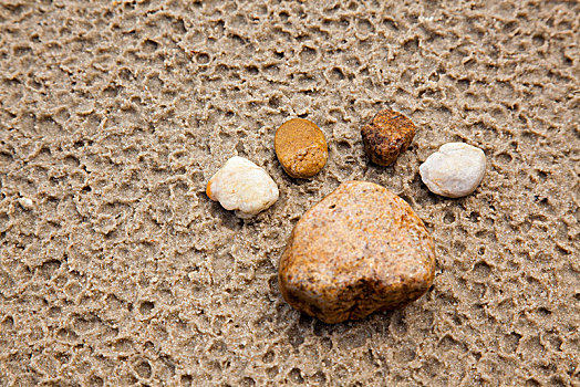 沙滩上石头组成的足迹