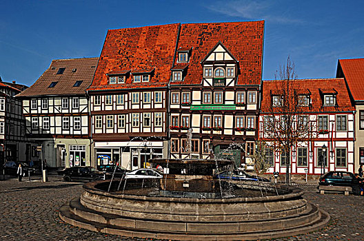 喷泉,正面,老,半木结构房屋,酒店,太阳,左边,奎德琳堡,萨克森安哈尔特,德国,欧洲